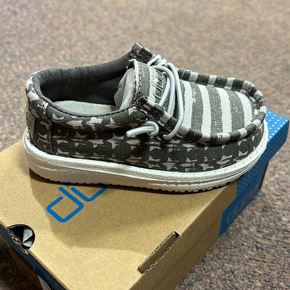Hey Dude Wally Gray Patriotic Striped Boat Shoe Size 9 Grass Approved NWOT Gray Patriotic Hey Dudes Hey Dude Wally Greyed Patriotic  main image 3